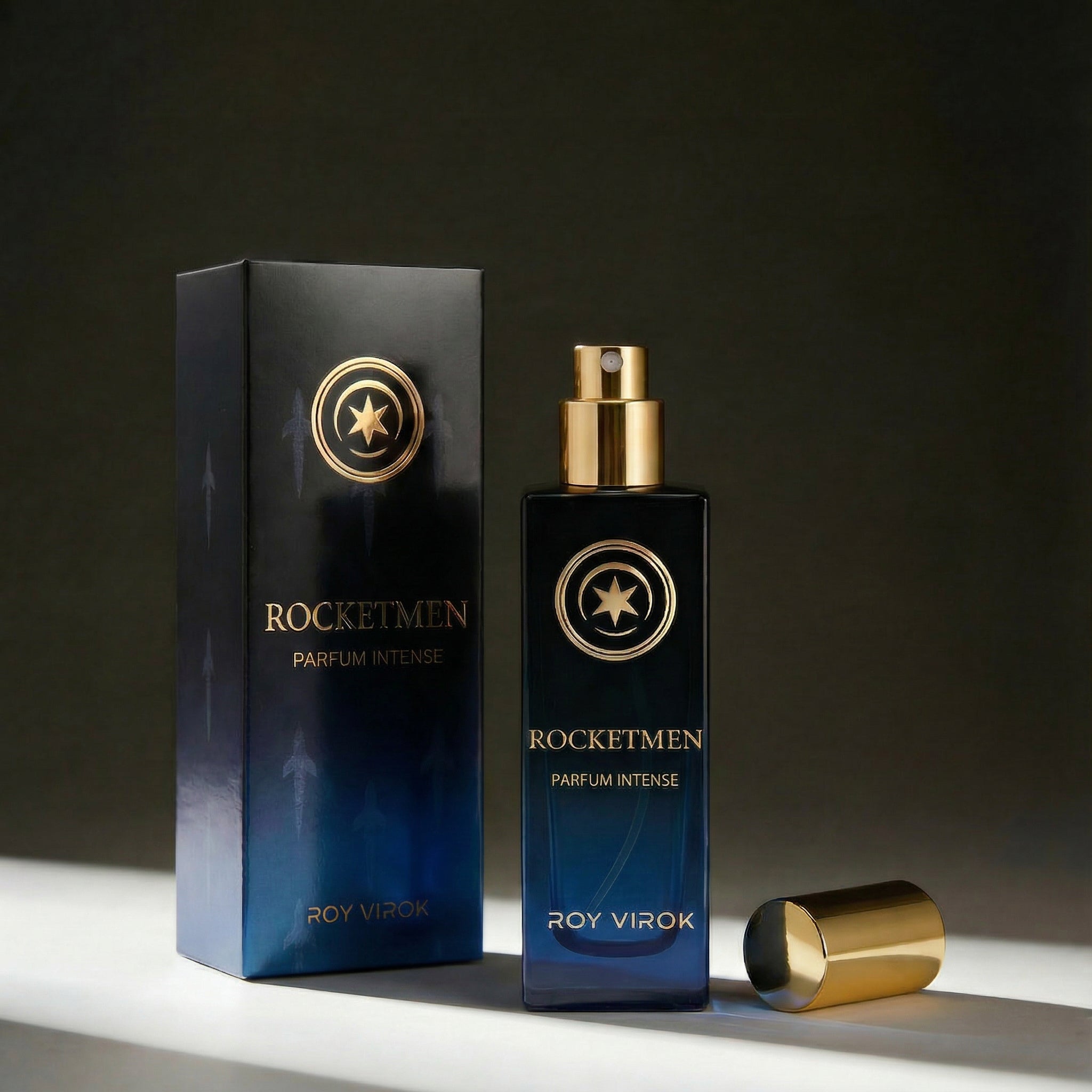 ROCKETMEN Discovery Size 15 ml by ROY VIROK next to its premium packaging, a compact intense men’s fragrance.